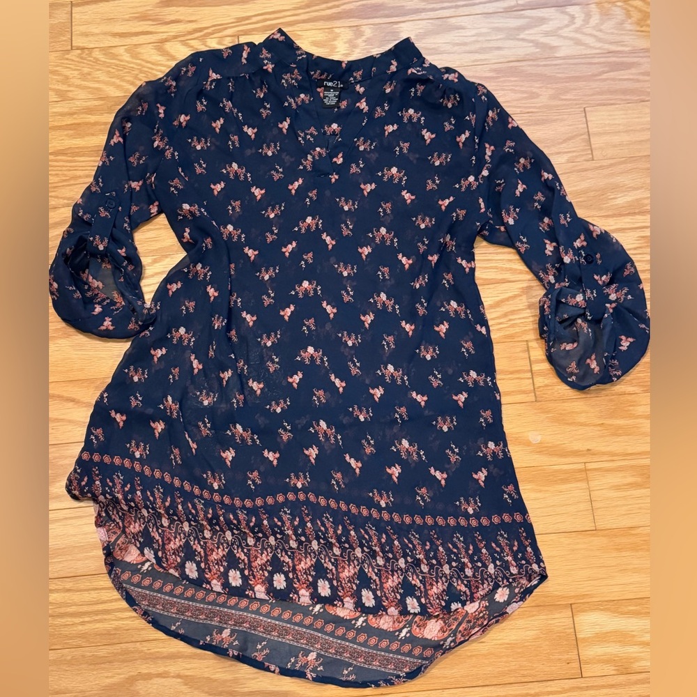 Rue 21 women's V-neck convertible quarter sleeve tunic length blouse blue floral